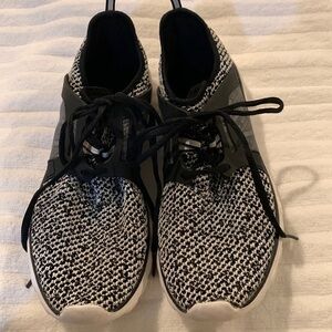 Womens speedknit black&white tweed sneakers. GUC. Size 10US.​​​​​​​​​​​​​​​​​​​